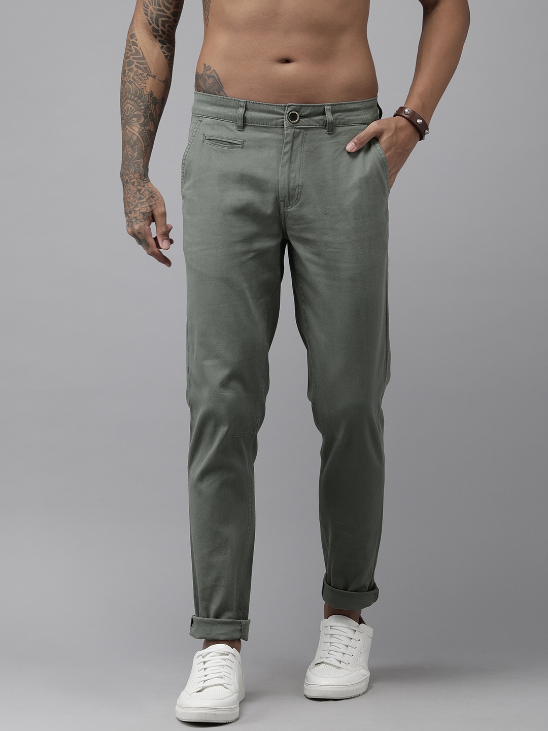

Roadster Men Charcoal Grey Solid Slim Fit Trousers