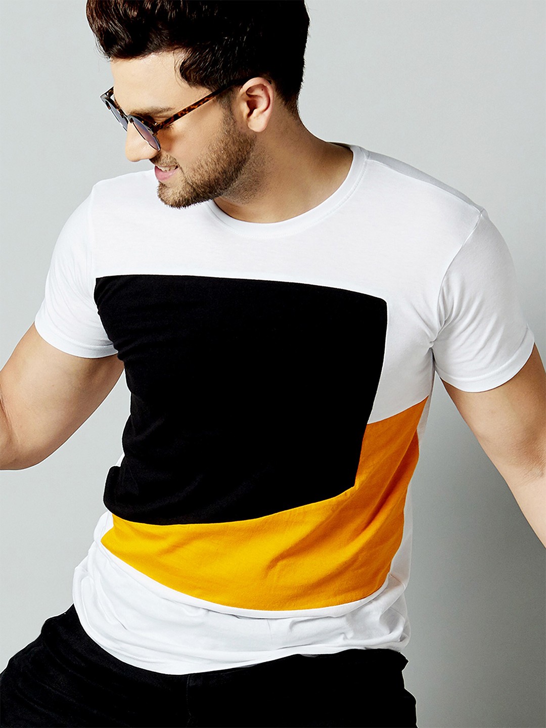 

AUSK Men White & Black Colourblocked T-shirt