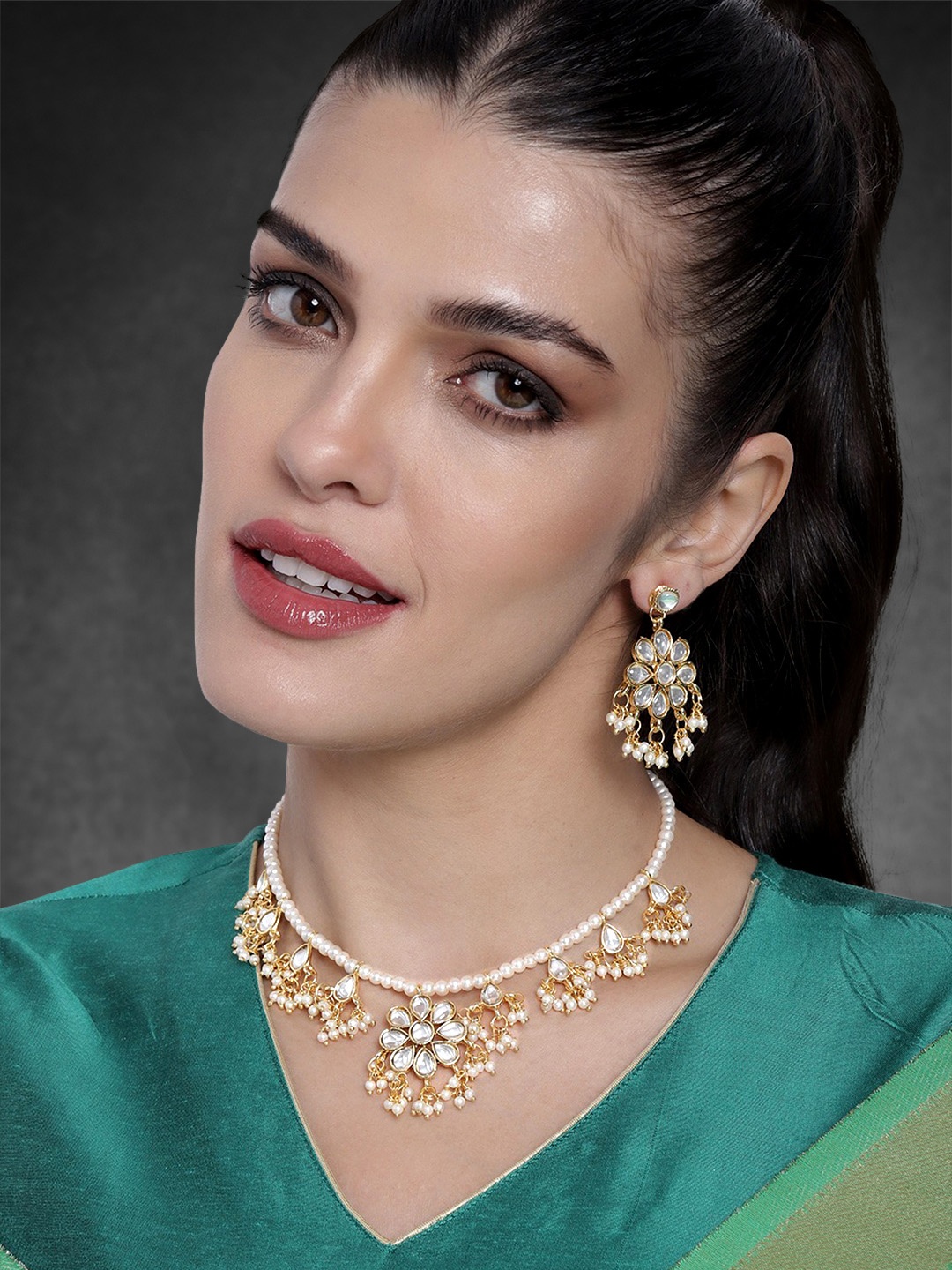 

Peora Golden & White Kundan Stone Studded Gold-Plated Traditional Jewellery Set