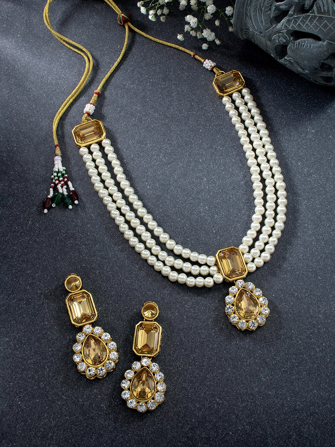 

Peora Yellow & White Kundan Stone Studded Gold-Plated Traditional Jewellery Set