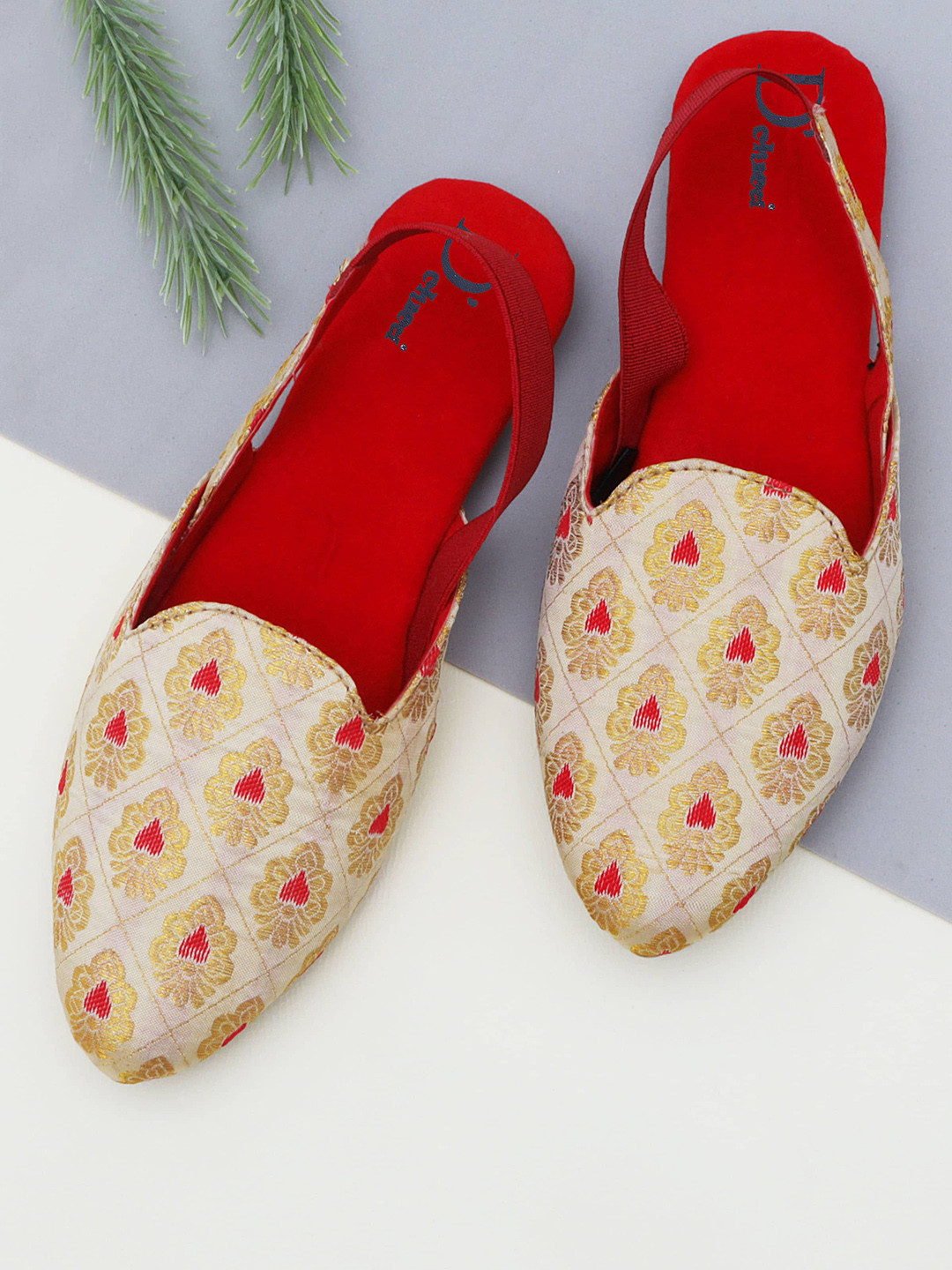

DChica Girls Cream-Coloured Ethnic Juttis