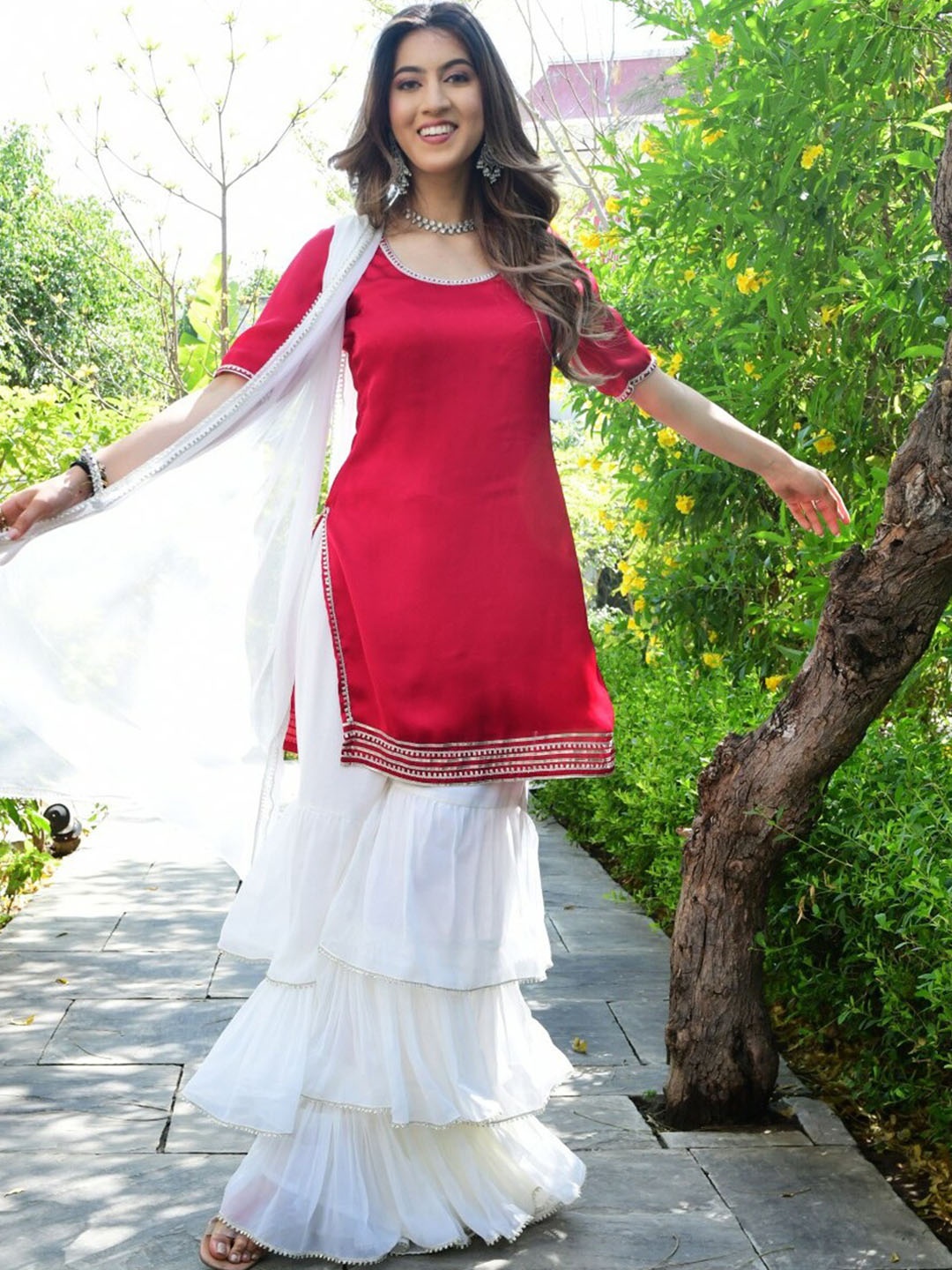 

Lavanya The Label Women Red Gotta Patti Kurta Srt With Dupatta
