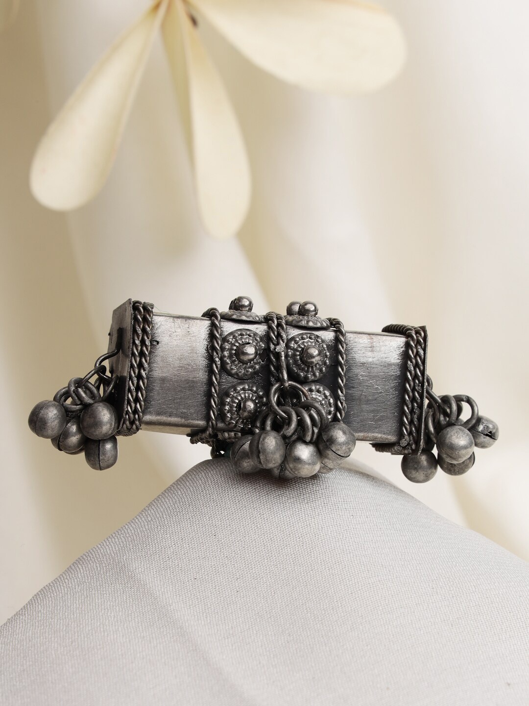 

Moedbuille Oxidised Silver-Plated Ghungroo Studded Beaded Finger Ring, Metallic