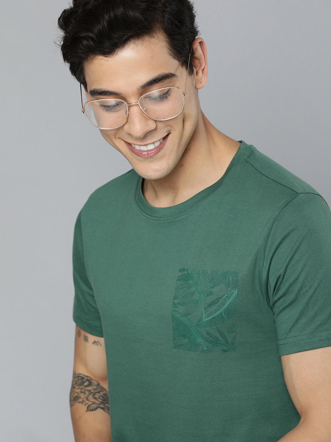 

Mast & Harbour Men Solid Pure Cotton T-shirt, Green