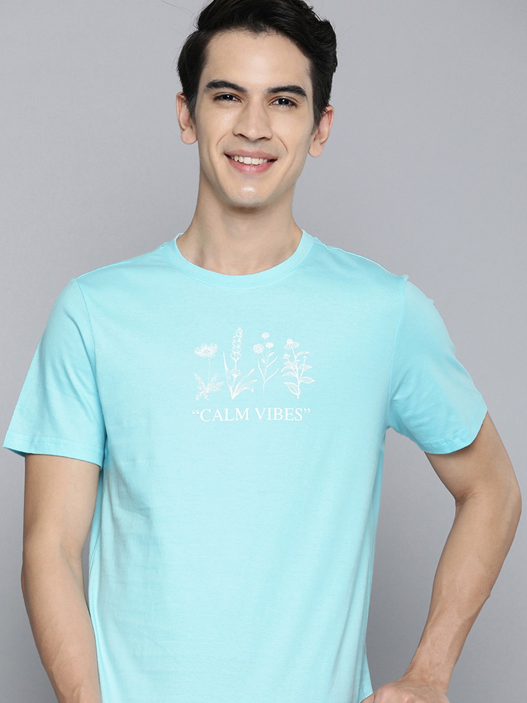 

Mast & Harbour Men Blue & White Floral Printed T-shirt