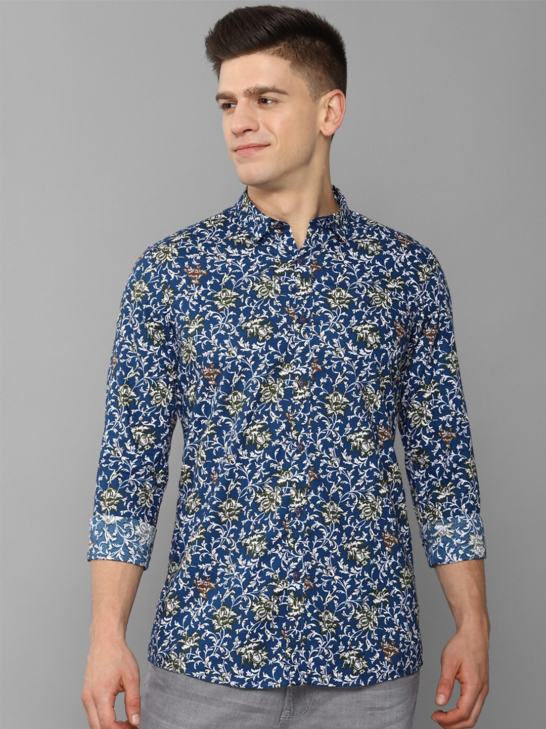 

Allen Solly Sport Men Blue & White Floral Printed Cotton Casual Shirt