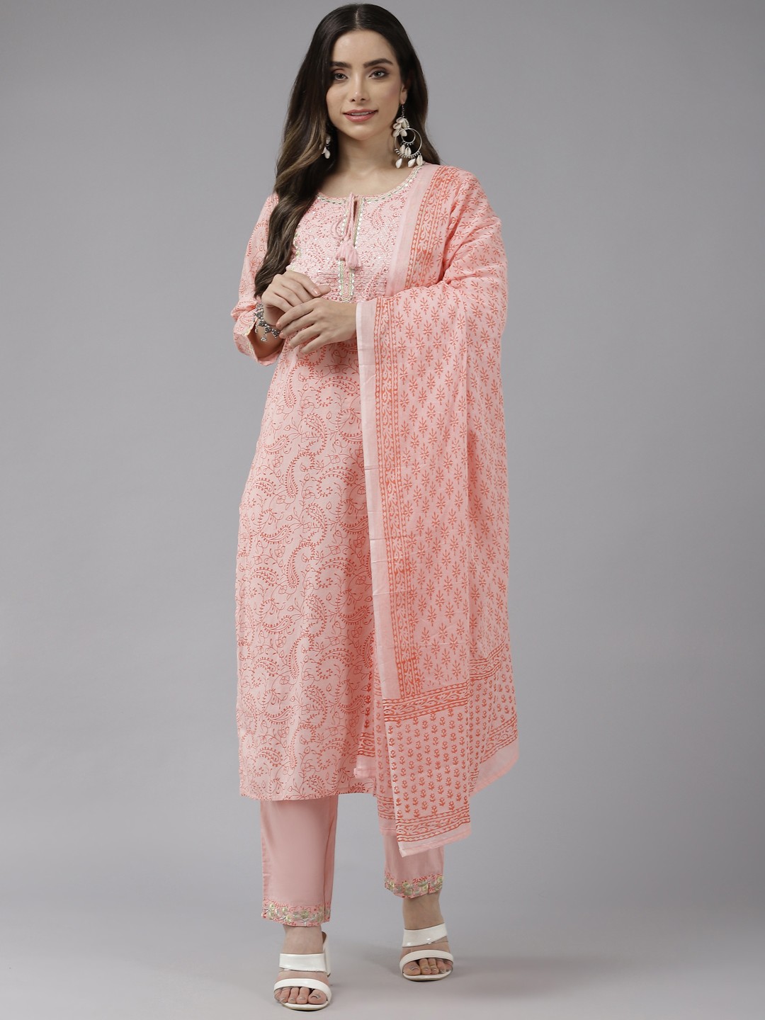 

Prakrti Women Peach-Coloured Ethnic Motifs Printed Cotton Kurta with Trousers & Dupatta