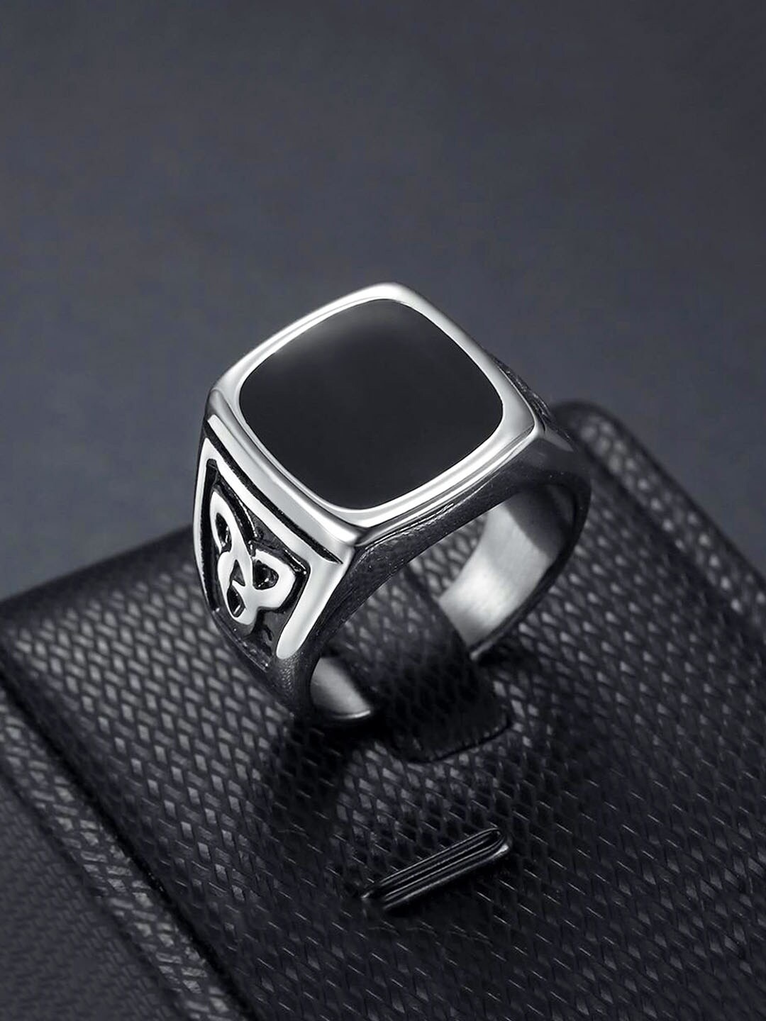 

Yellow Chimes Men Silver-Plated Silver-Toned & Black Stainless Steel Square Finger Ring