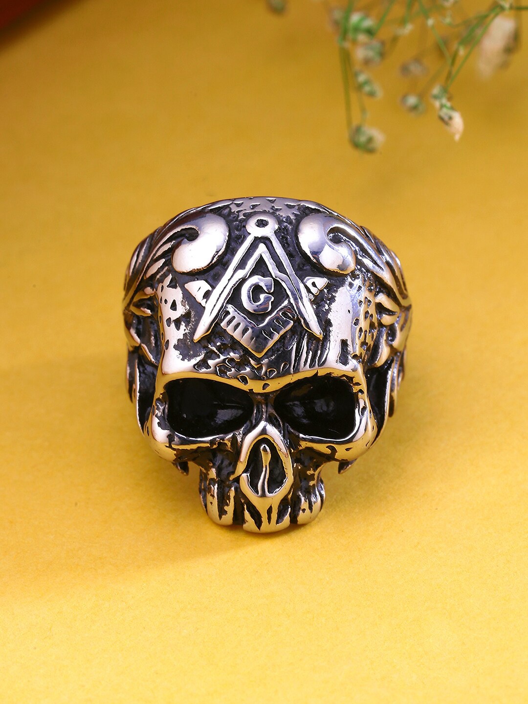 

Yellow Chimes Men Silver-Toned Black Skull Finger Ring