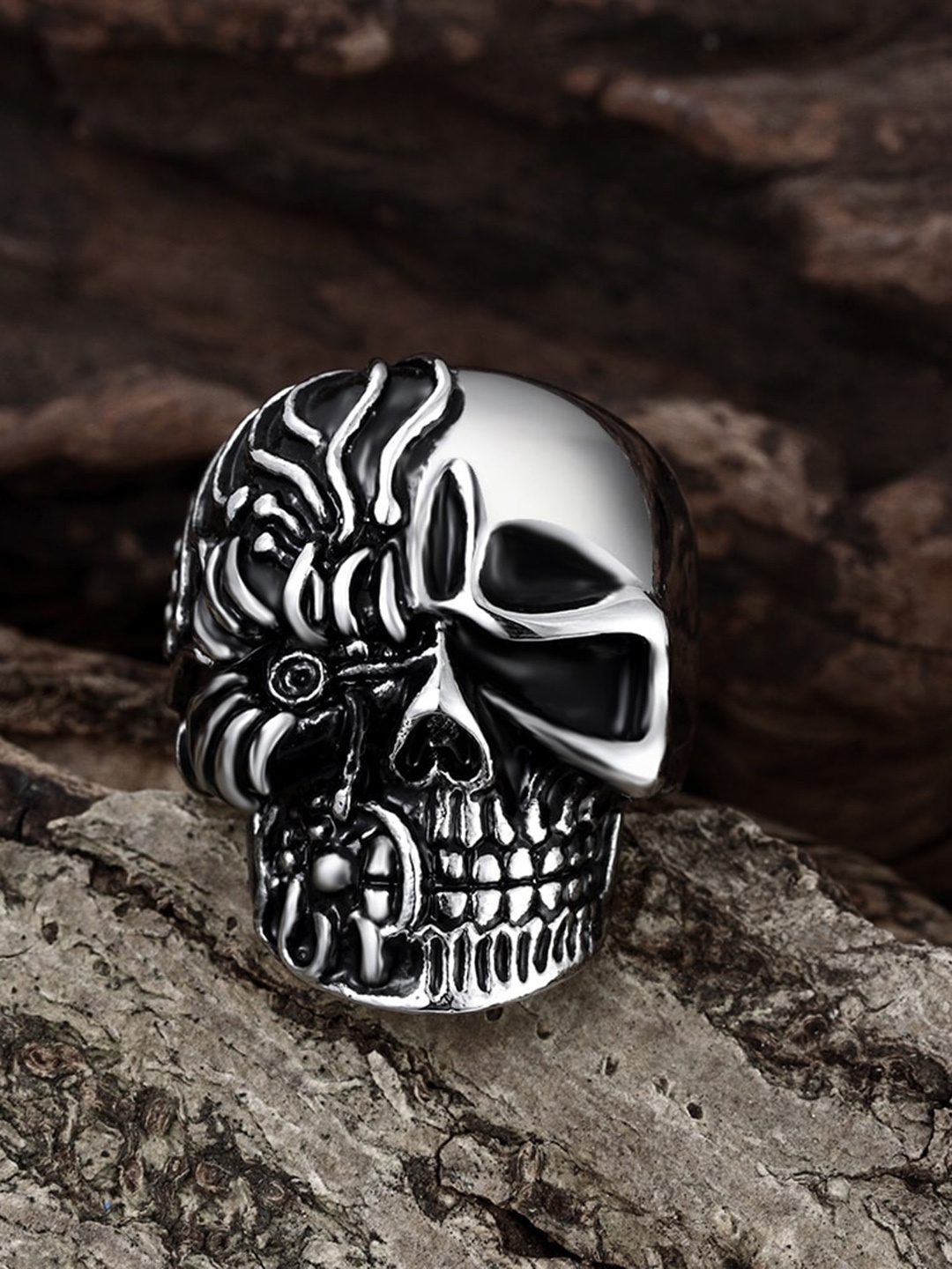 

Yellow Chimes Men Silver-Toned & Black Skull Finger Ring