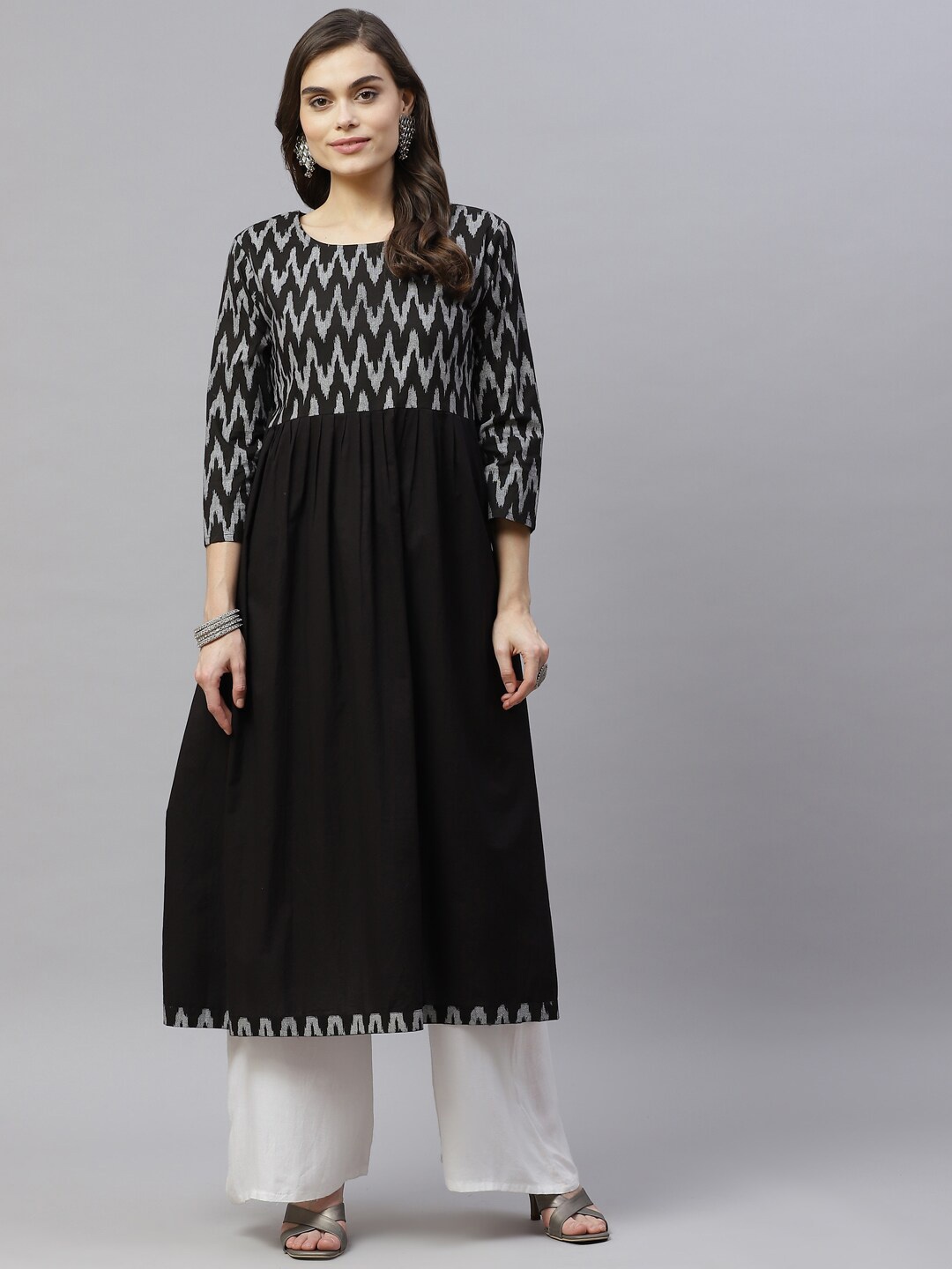 

MIRAVAN Women Black & Grey Geometric Printed Kurta