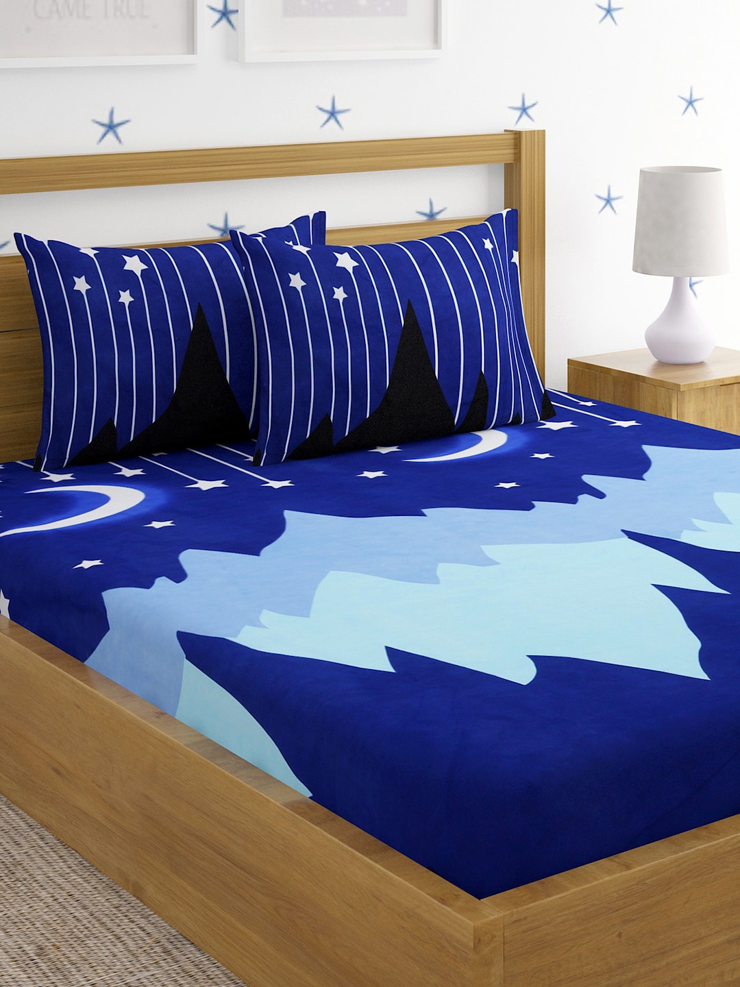 

SOKNACK Blue & White Graphic 300 TC Queen Bedsheet with 2 Pillow Covers