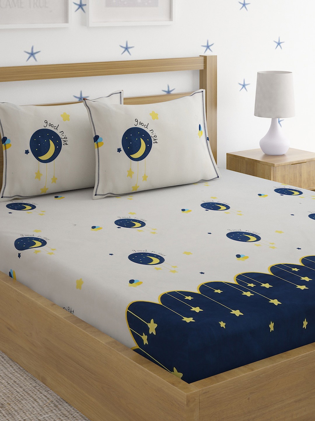 

SOKNACK Cream-Coloured & Navy Blue Graphic 300 TC Queen Bedsheet with 2 Pillow Covers