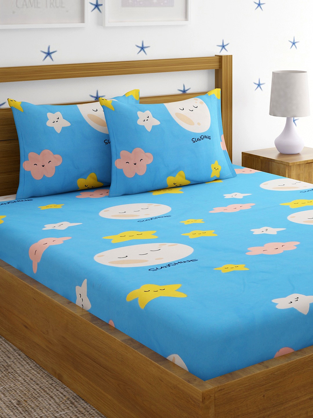 

SOKNACK Blue & Mustard Graphic 300 TC Queen Bedsheet with 2 Pillow Covers