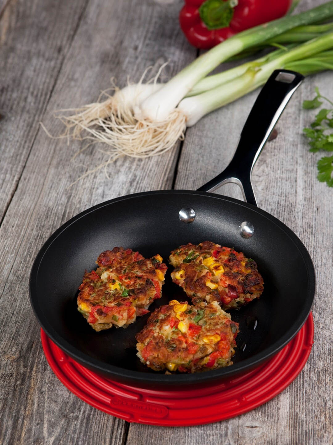 

LE CREUSET Red Solid Round Cool Tool