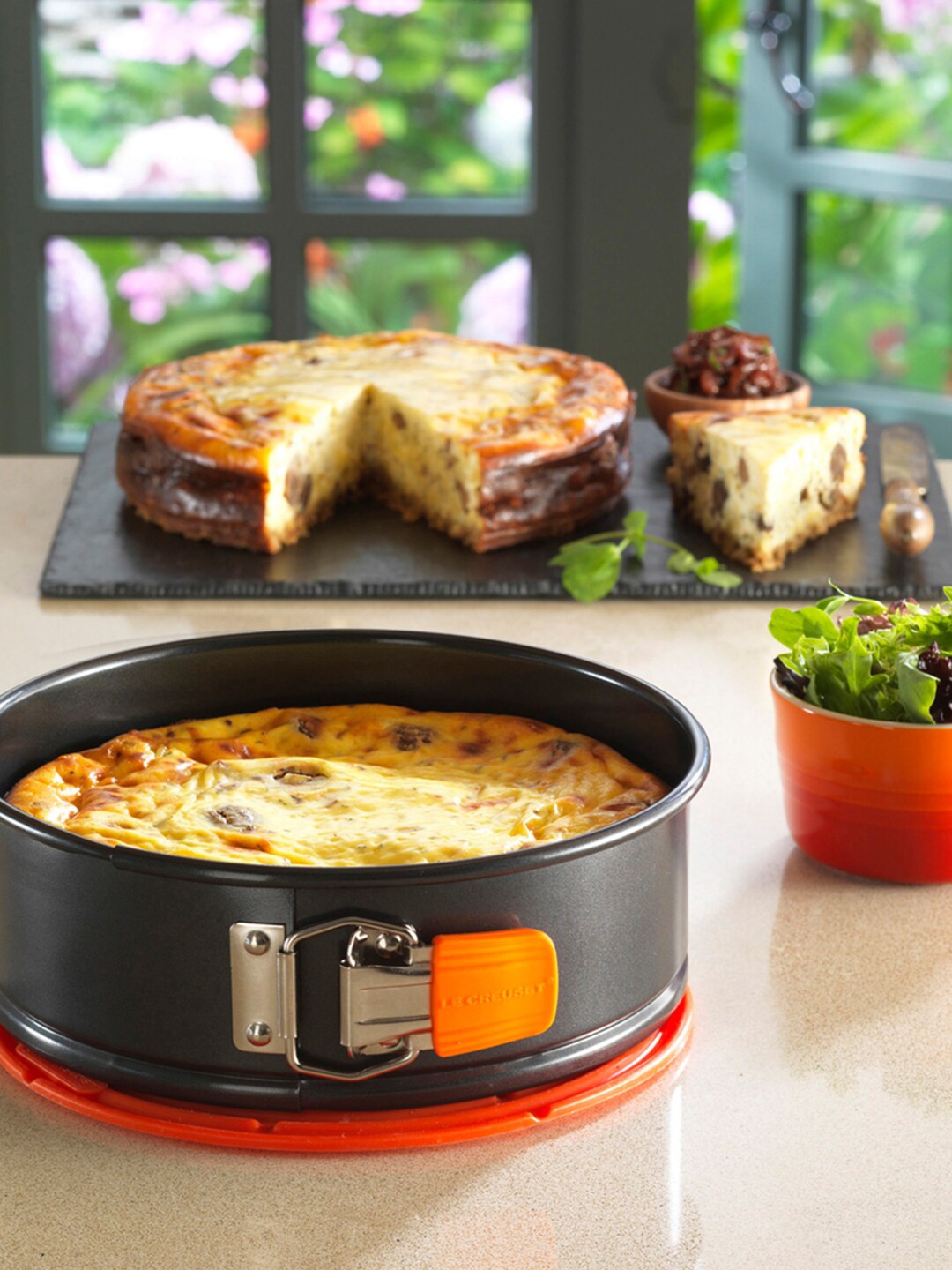 

LE CREUSET Orange Round Cool Tool