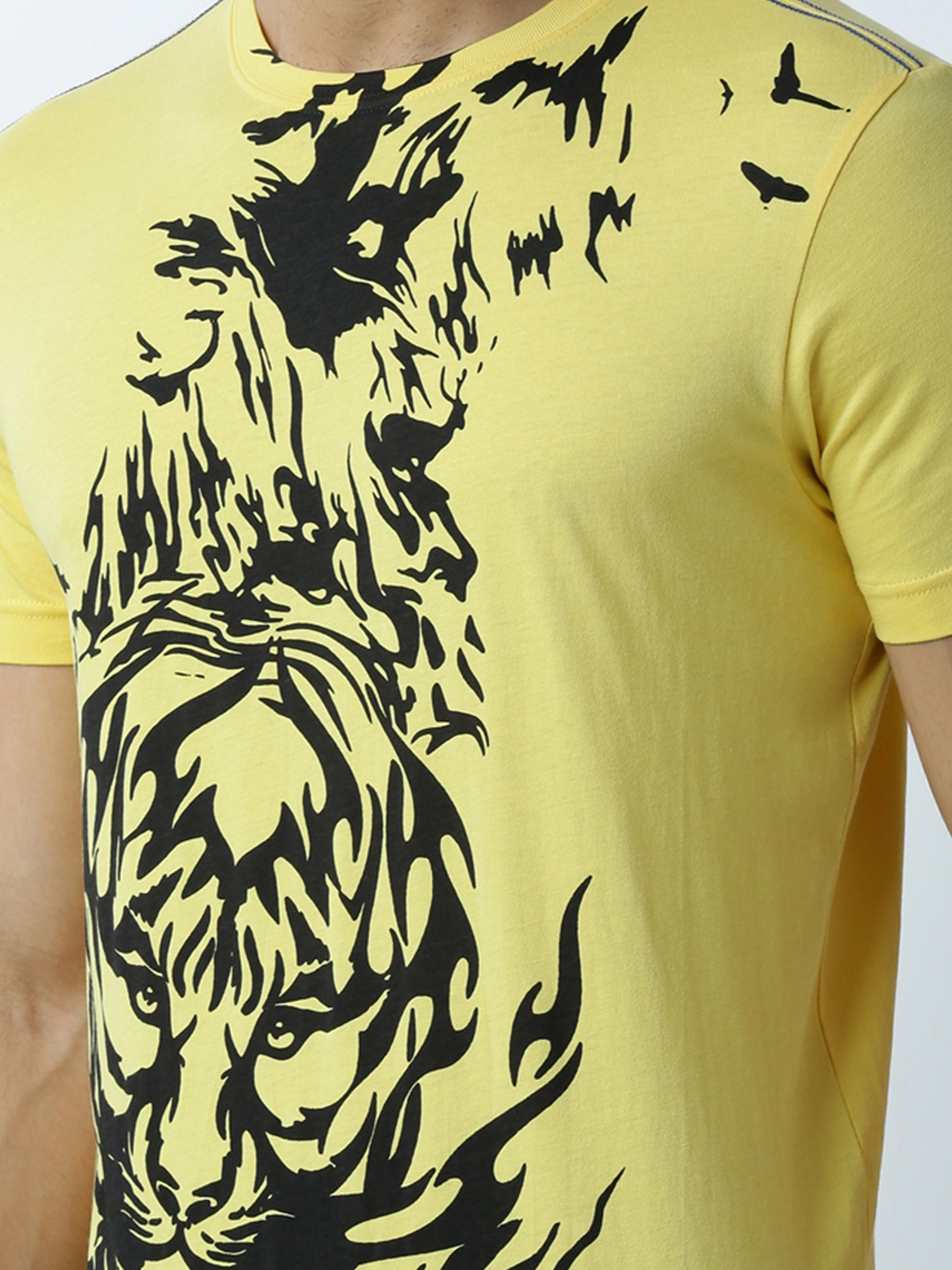 

Huetrap Men Yellow Printed Round Neck T-shirt