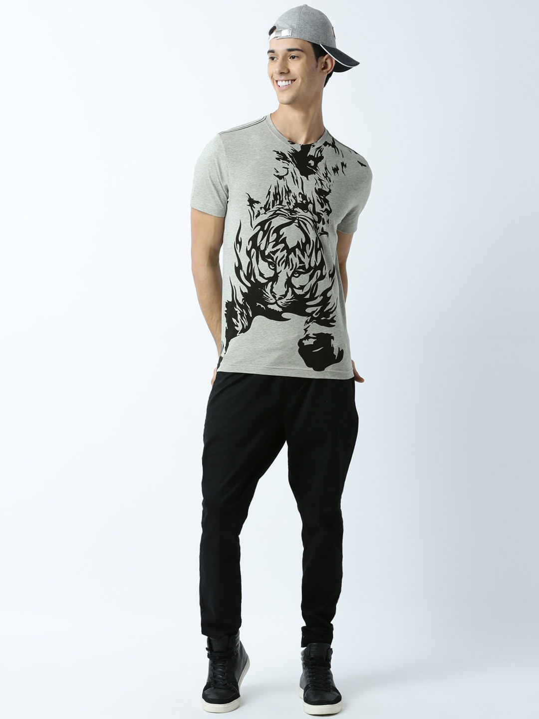 

Huetrap Men Grey Melange Printed Round Neck T-shirt