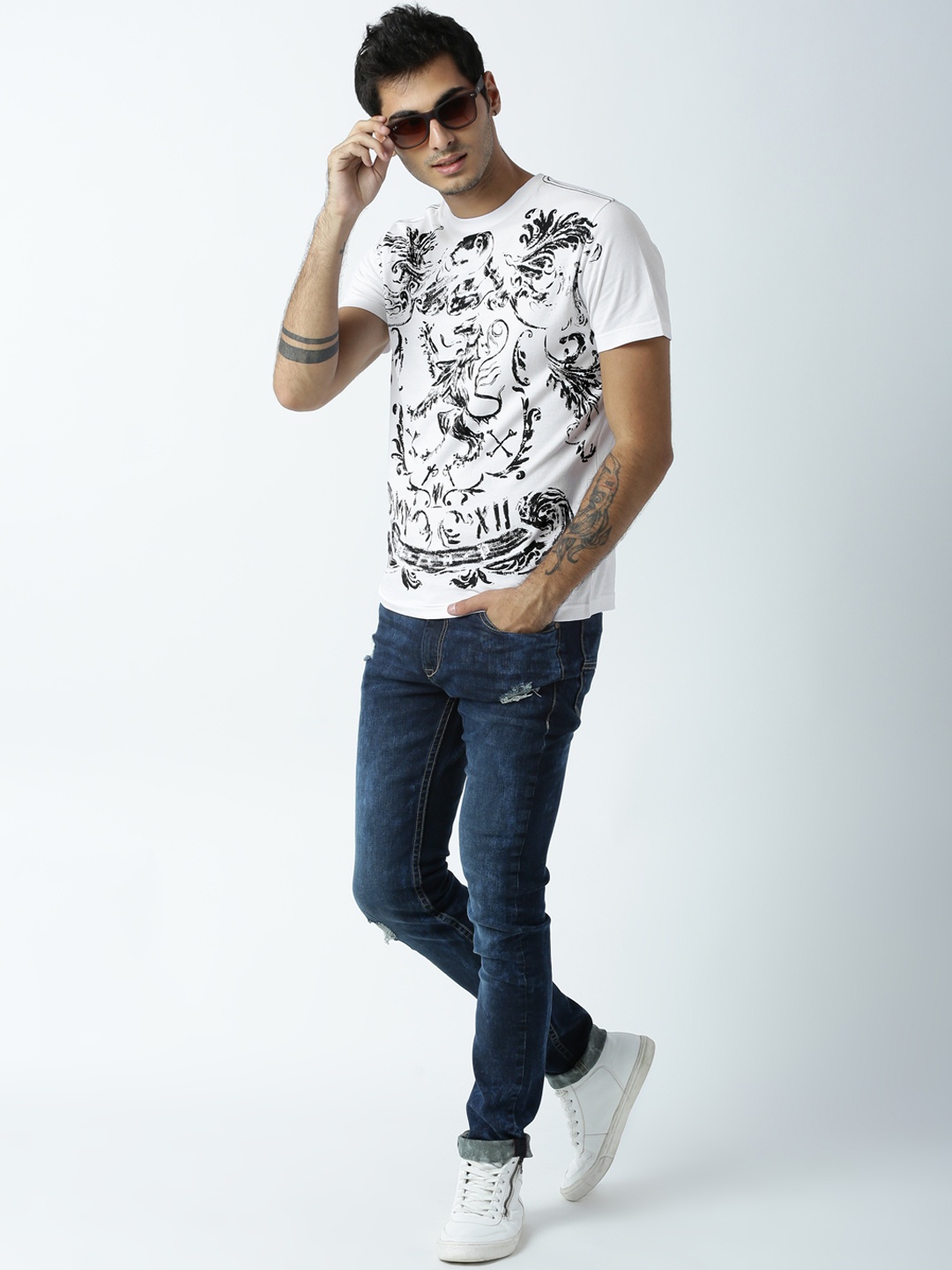 

Huetrap Men White & Black Printed Round Neck T-shirt