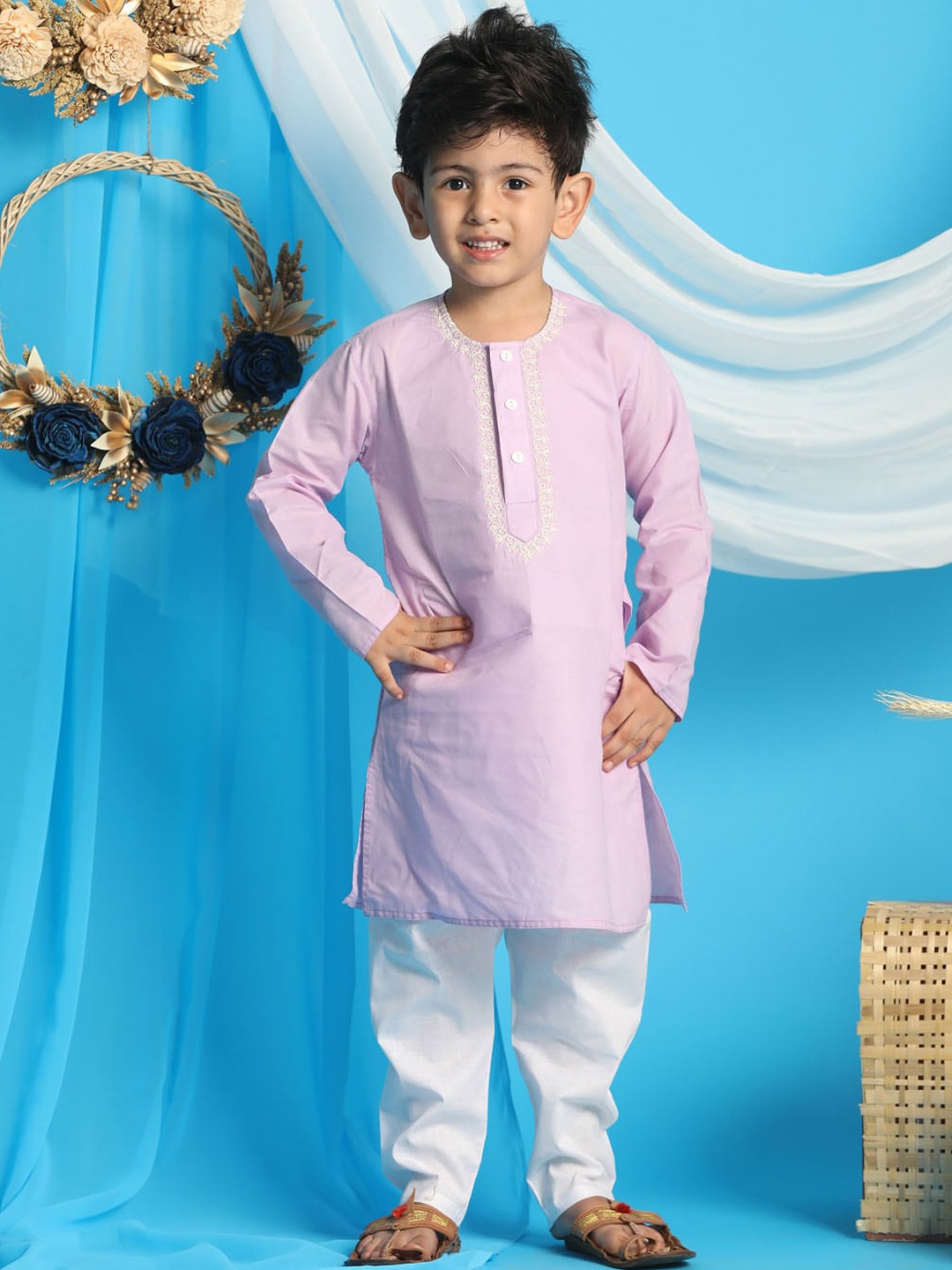 

VASTRAMAY Boys Lavender Thread Work Kurta with Pyjamas