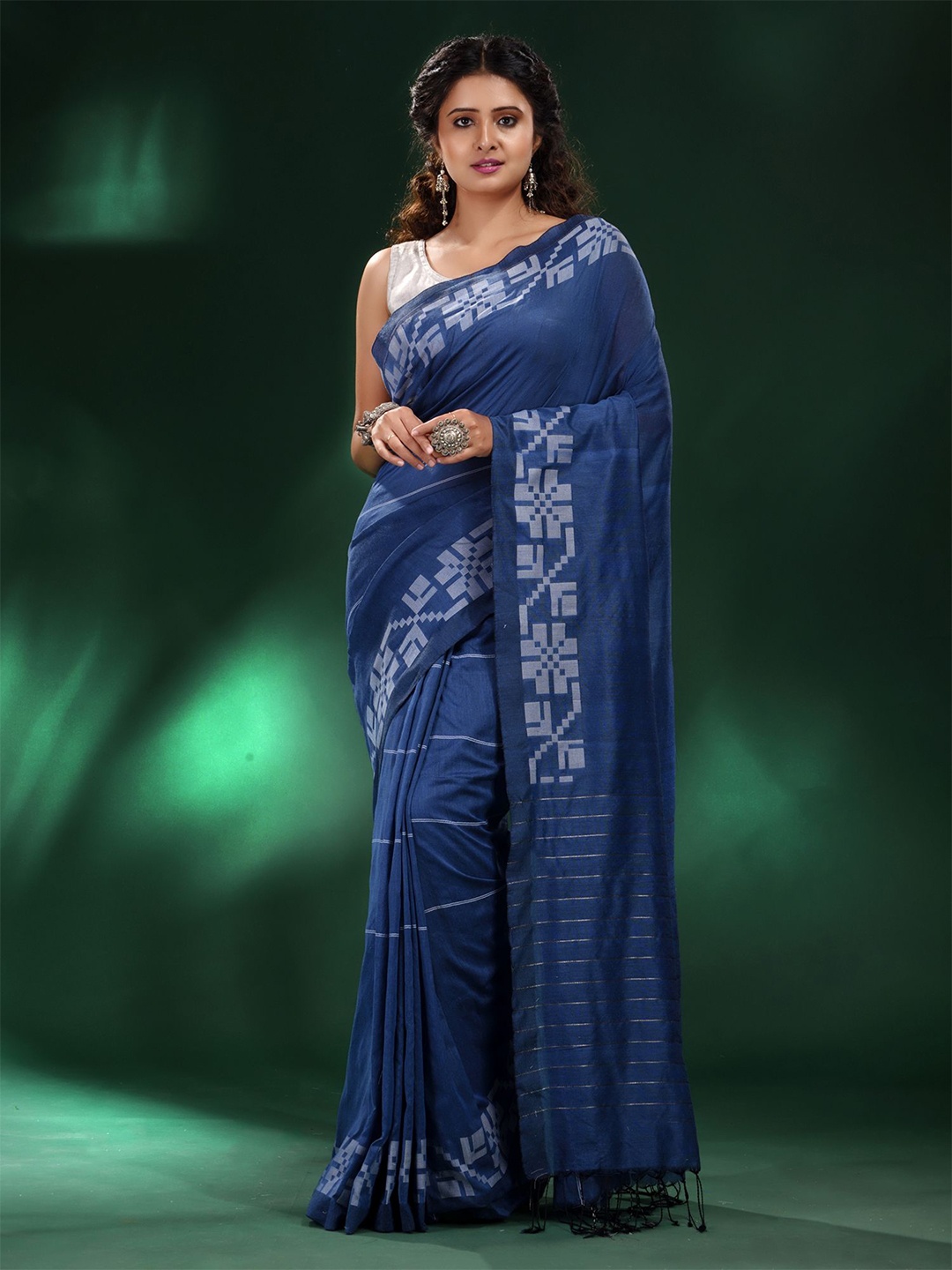 

Charukriti Blue & Silver-Toned Pure Cotton Saree