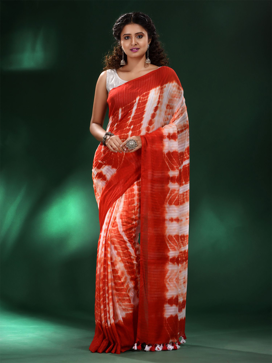 

Charukriti White & Red Tie and Dye Pure Cotton Saree With Unstitched Blouse Piece