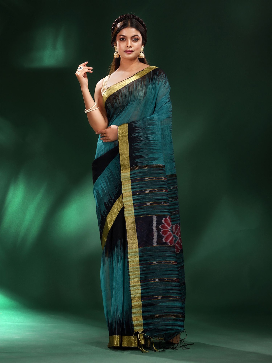 

Charukriti Teal & Gold-Toned Woven Design Zari Handloom Saree With Unstitched Blouse Piece