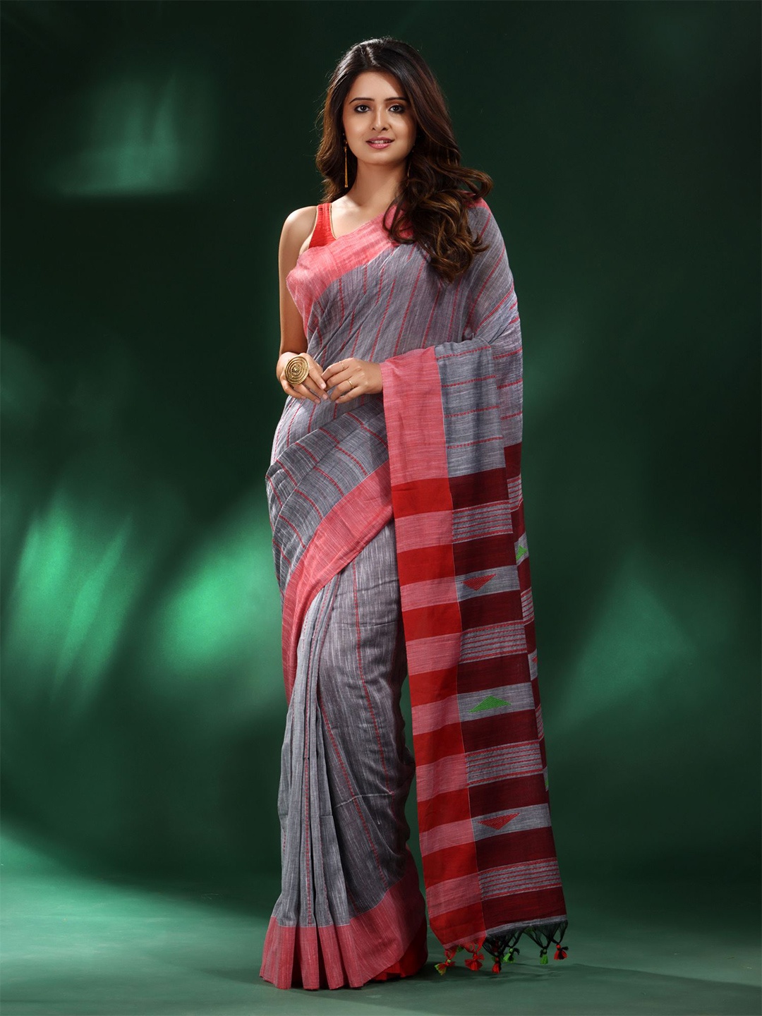 

Charukriti Grey & Red Woven Design Pure Cotton Saree With Unstitched Blouse Piece