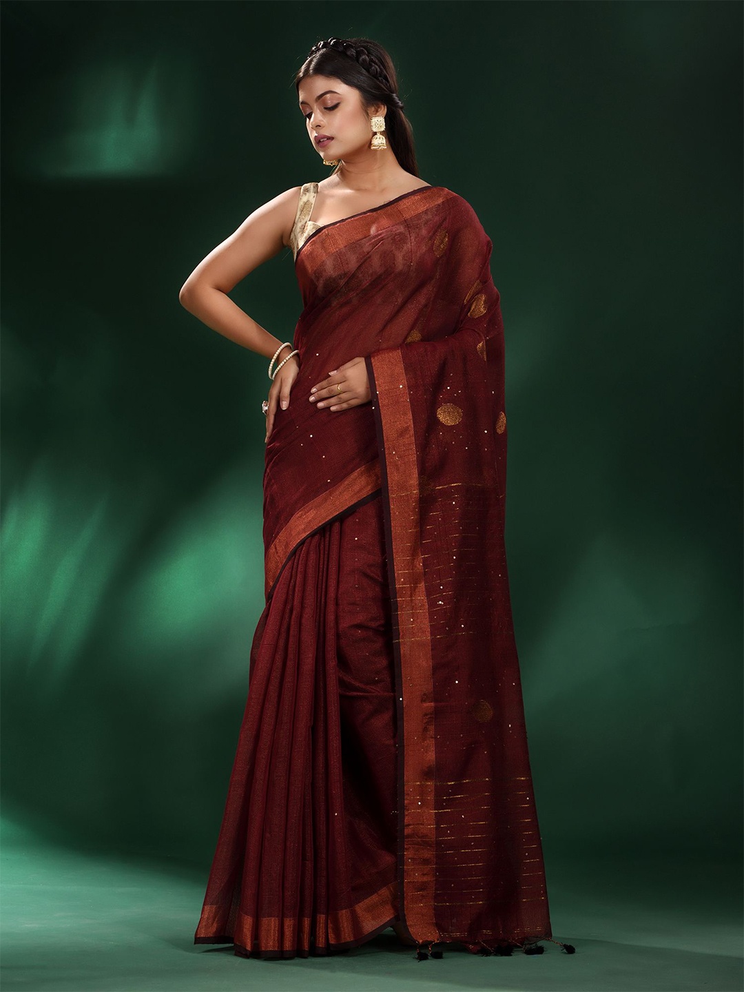 

Charukriti Maroon & Gold-Toned Embellished Sequinned Saree With Unstitched Blouse Piece