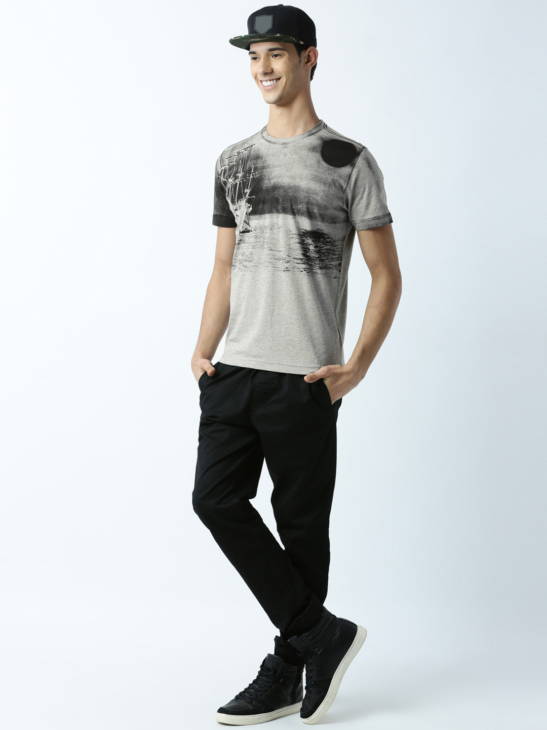 

Huetrap Men Grey Melange Printed Round Neck T-shirt