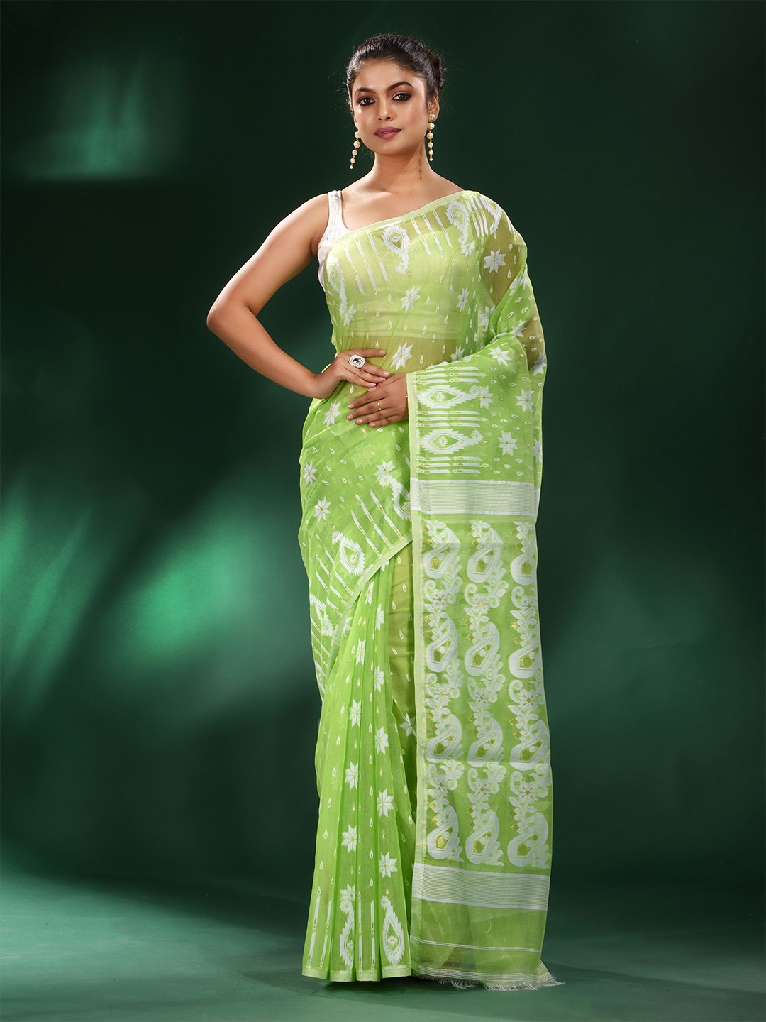 

Charukriti Green & White Woven Design Silk Cotton Jamdani Saree