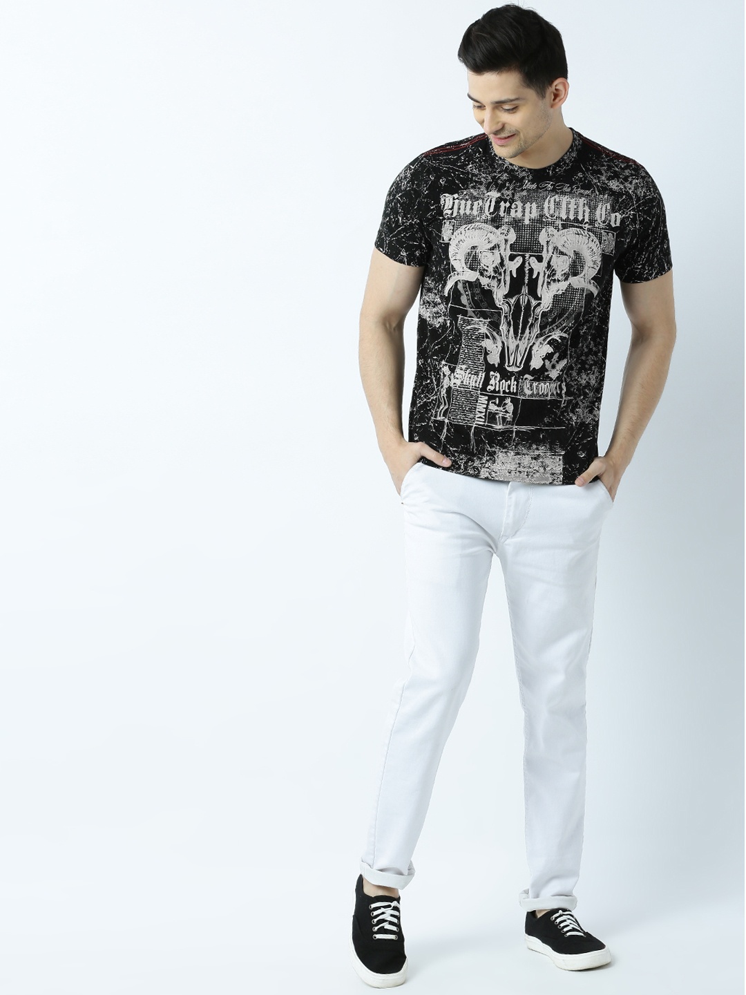 

Huetrap Men Black & Off-White Printed Round Neck T-shirt