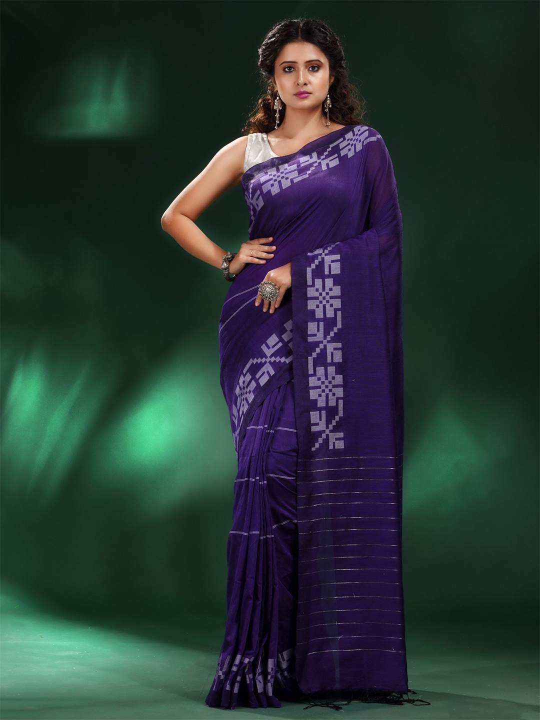 

Charukriti Purple & Silver-Toned Pure Cotton Saree
