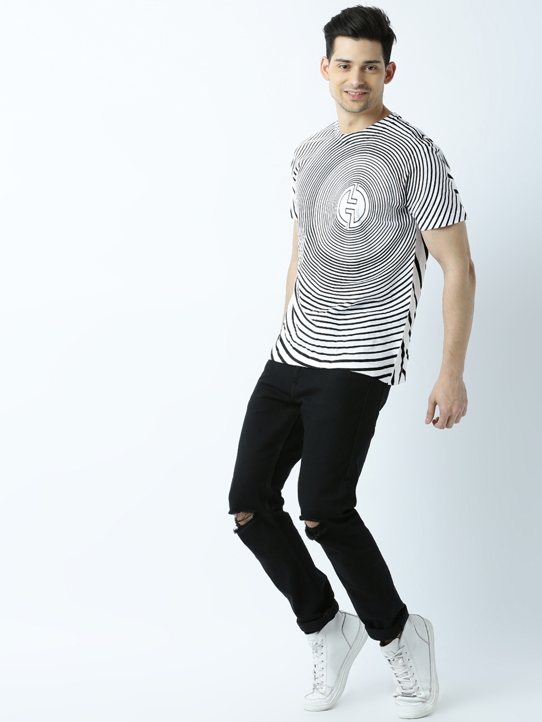 

Huetrap Men White & Black Striped Round Neck T-shirt