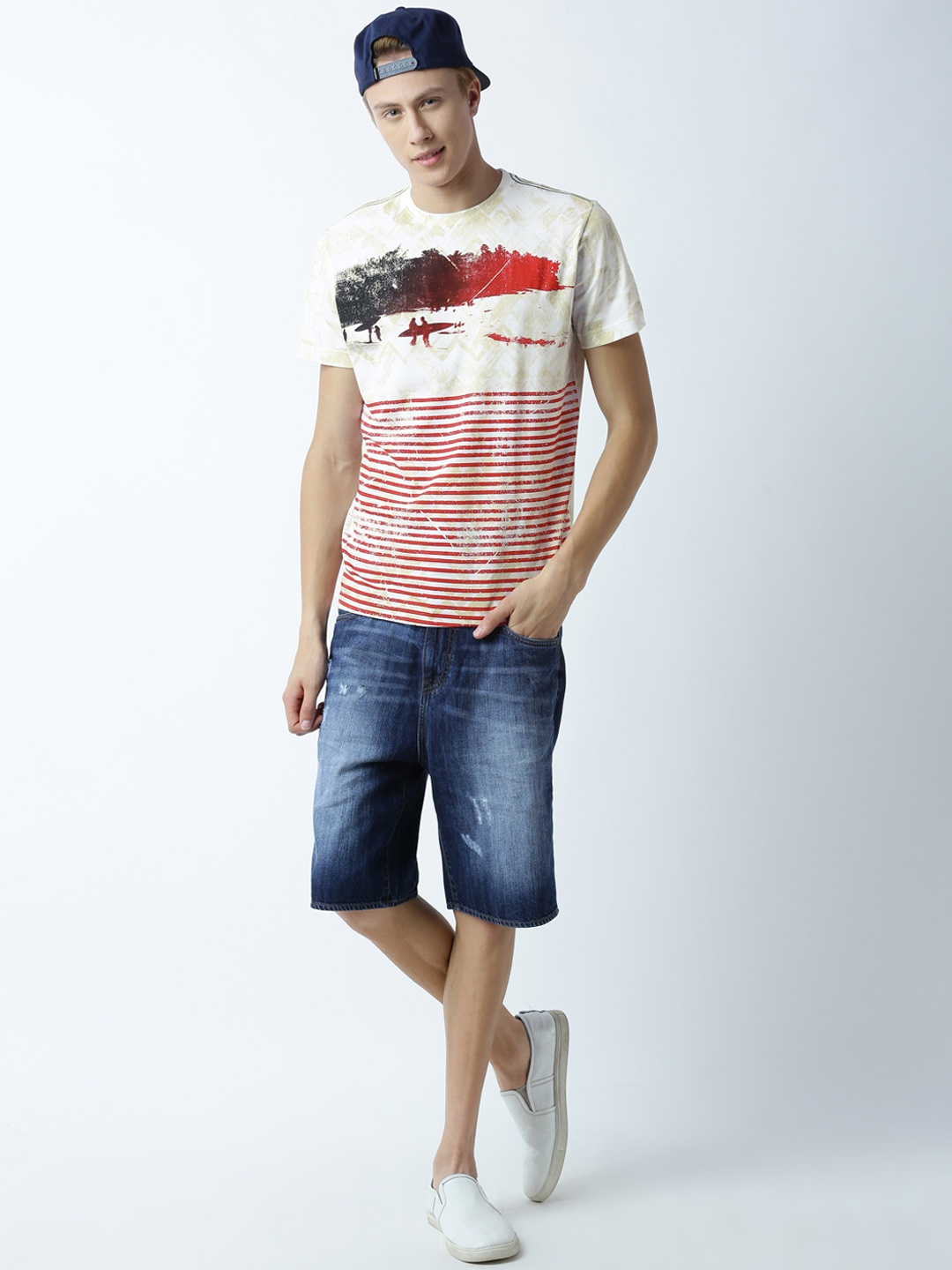 

Huetrap Men White Striped Round Neck T-shirt
