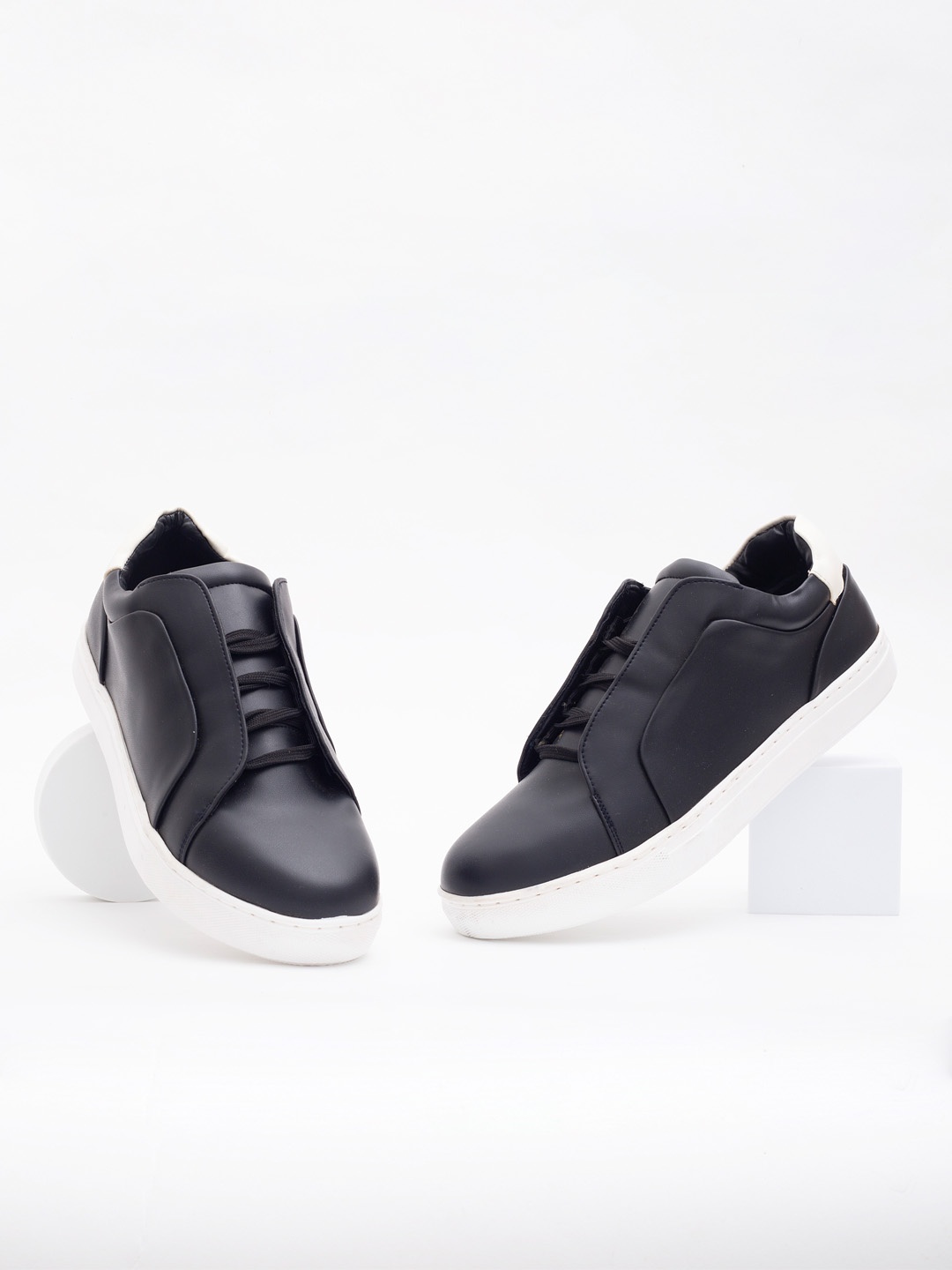 

Big Fox Men Black Sneakers