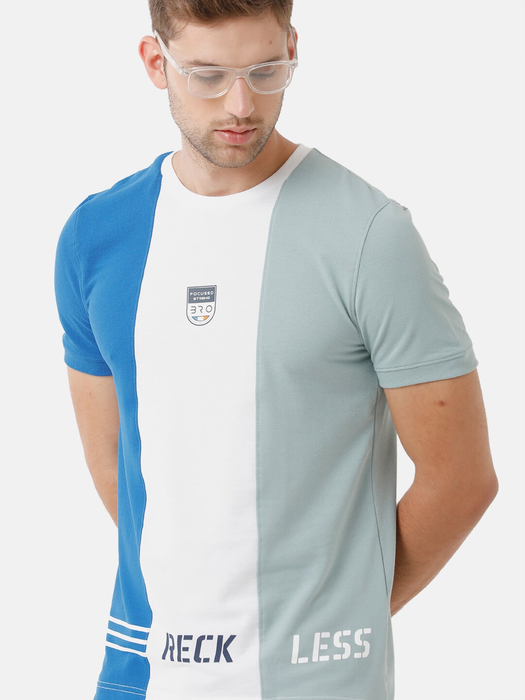 

CP BRO Men White & Blue Colourblocked Slim Fit T-shirt