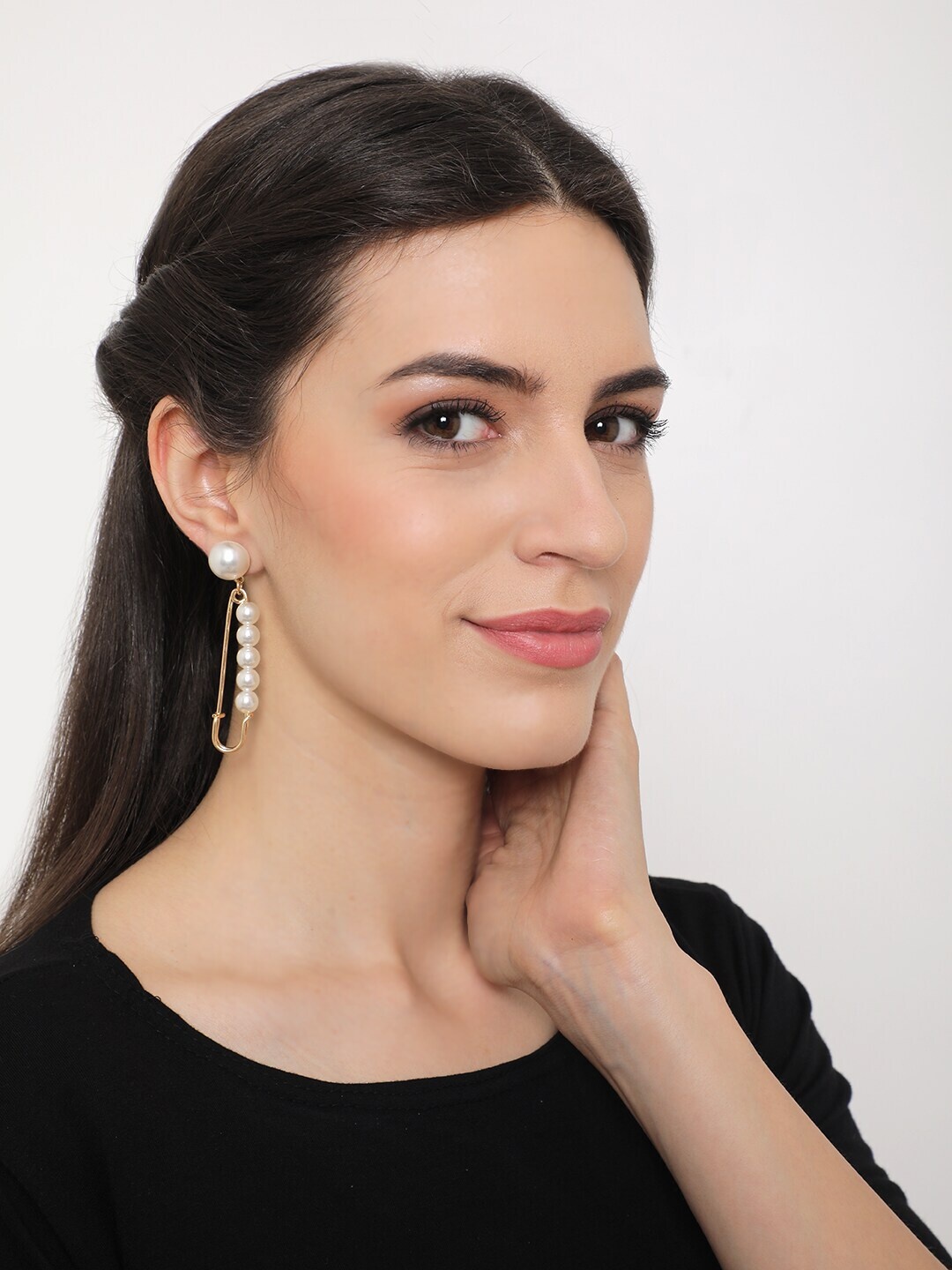 

DressBerry White Gold-Plated Contemporary Drop Earrings