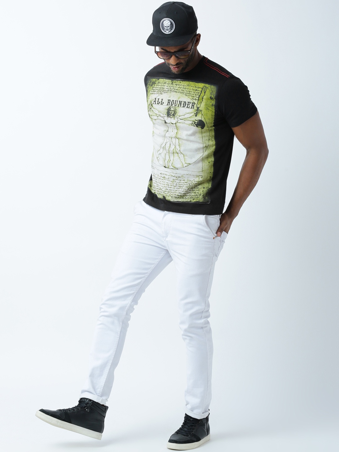 

Huetrap Men Black & Off-White Printed Round Neck T-shirt