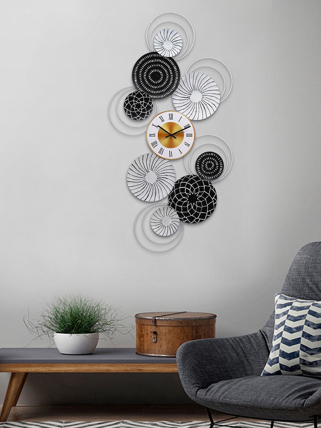 

eCraftIndia Silver-Toned & Black Printed Contemporary Wall Clock