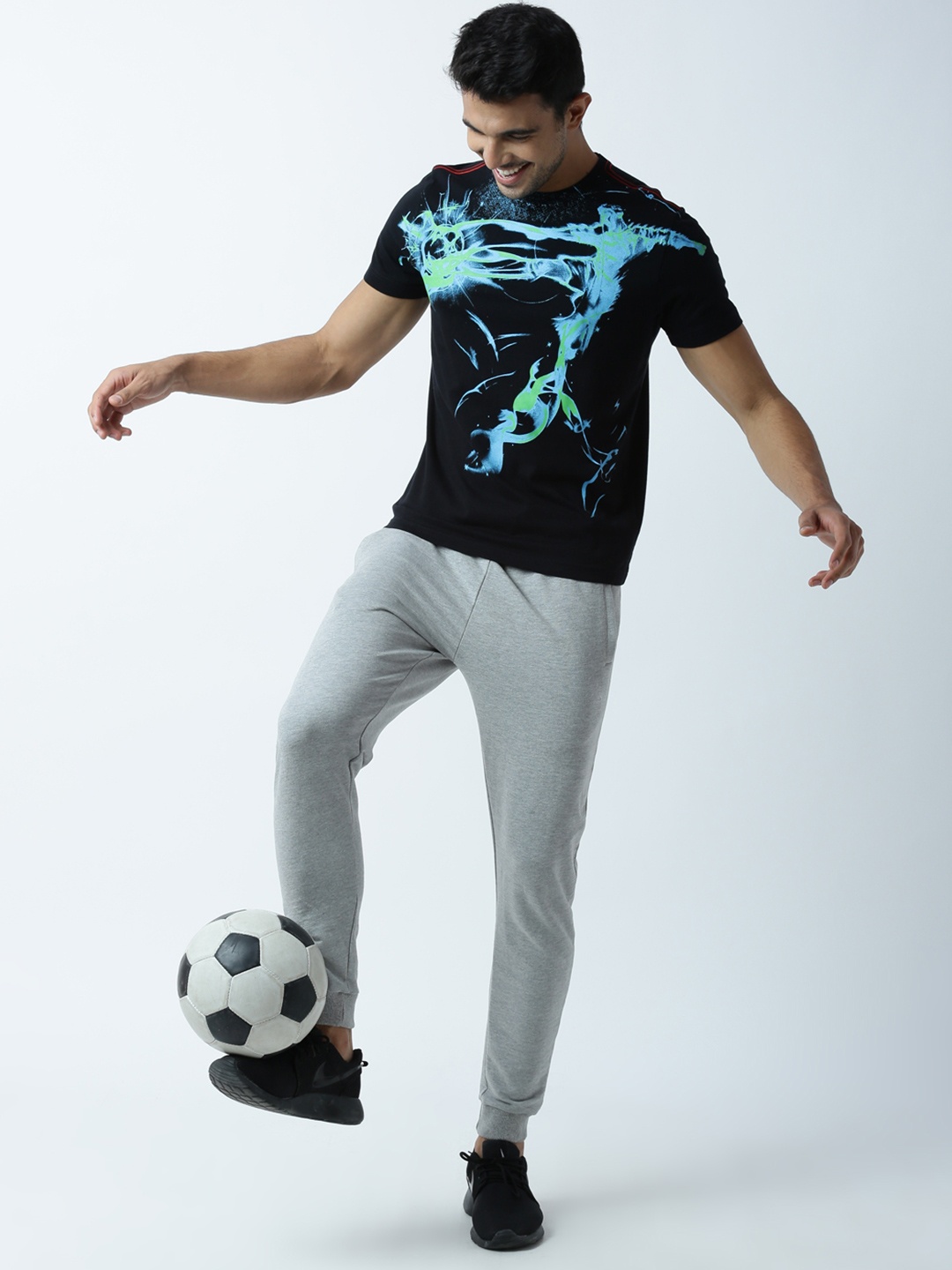 

Huetrap Men Black Printed Round Neck T-shirt