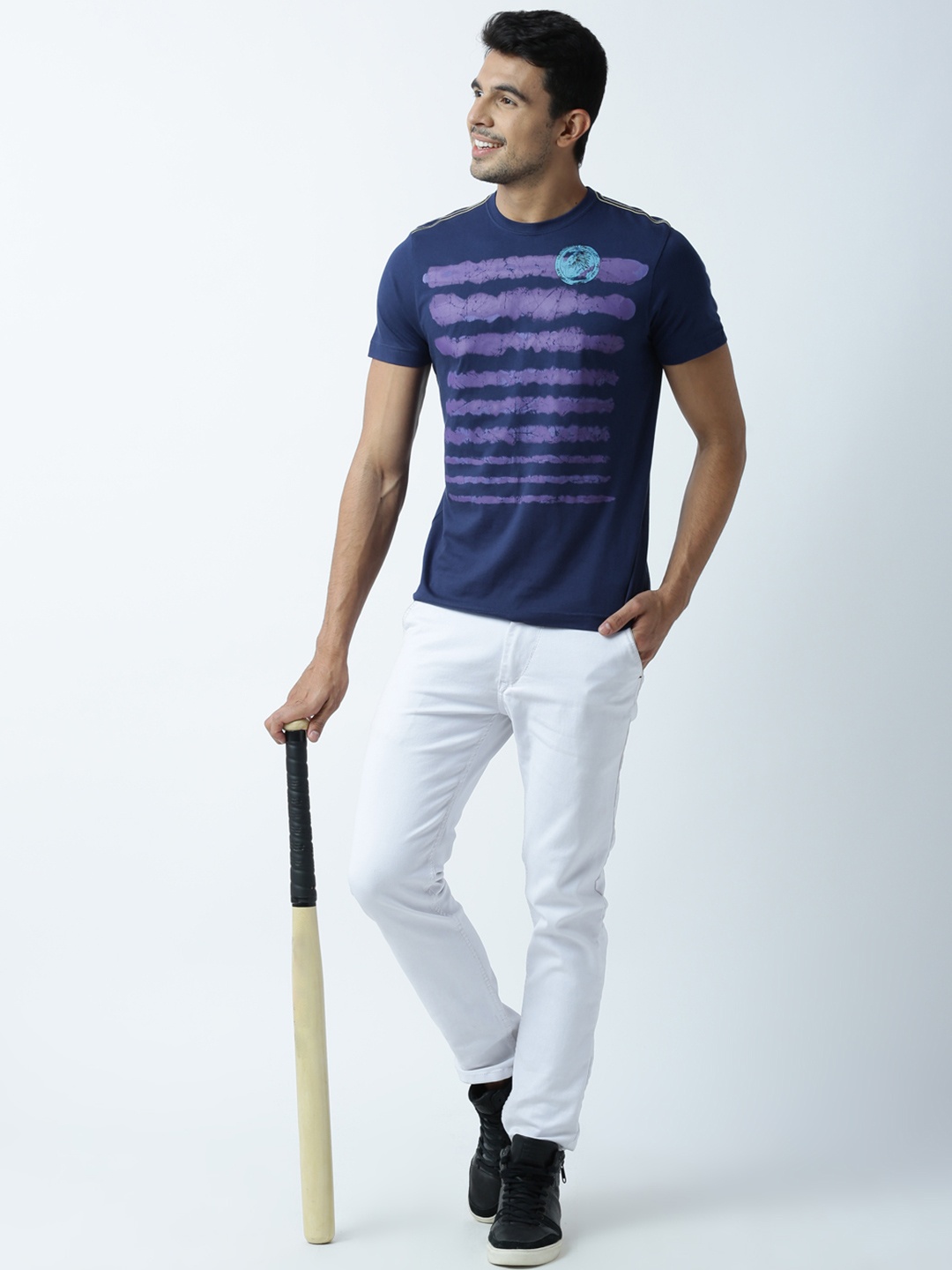 

Huetrap Men Navy Printed Round Neck T-shirt, Navy blue