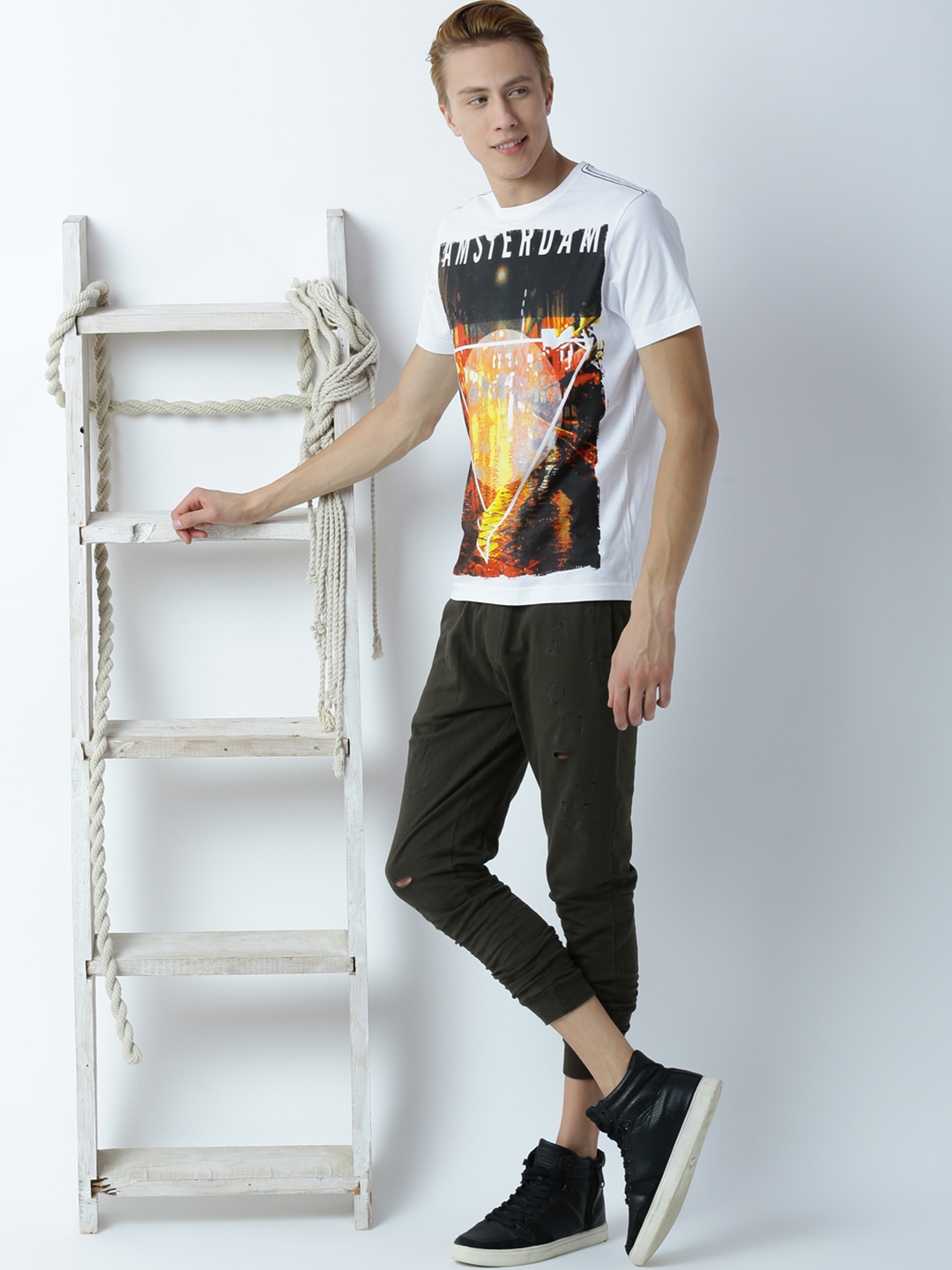 

Huetrap Men White Printed Round Neck T-shirt