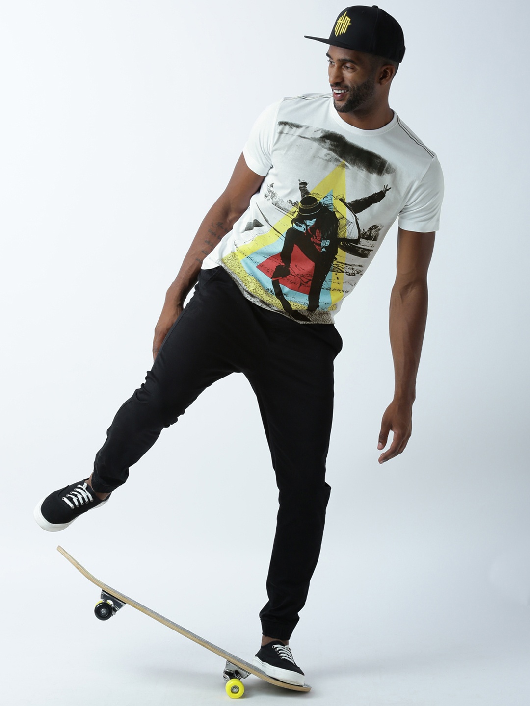 

Huetrap Men White Printed Round Neck T-shirt