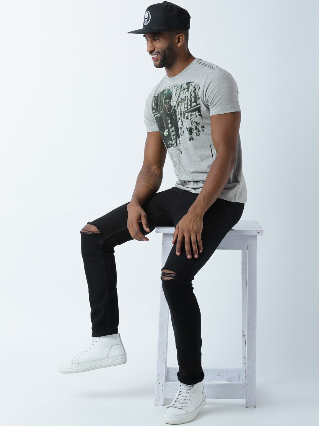 

Huetrap Men Grey Melange Printed Round Neck T-shirt