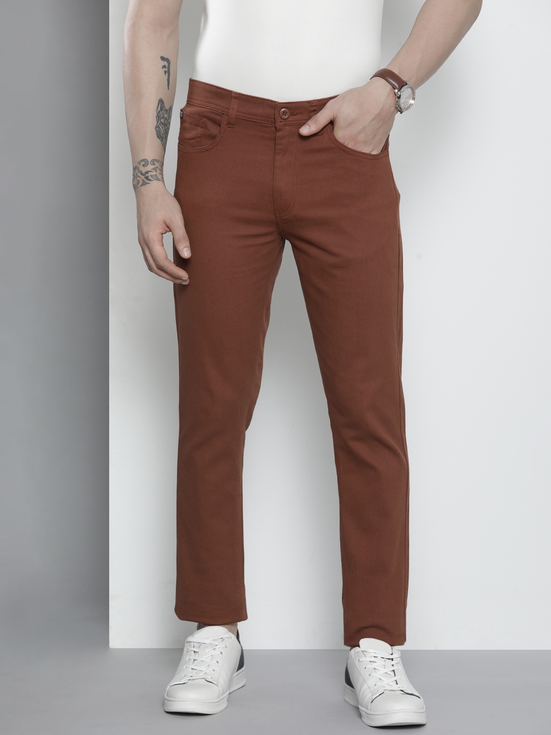 

The Indian Garage Co Men Brown Solid Chinos Trousers