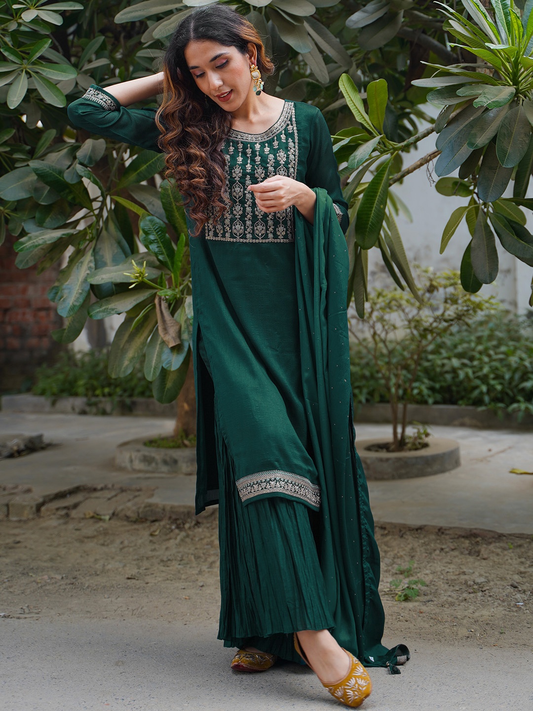 

Libas Women Ethnic Motifs Silk Blend Hyper Texture Kurta Set, Teal