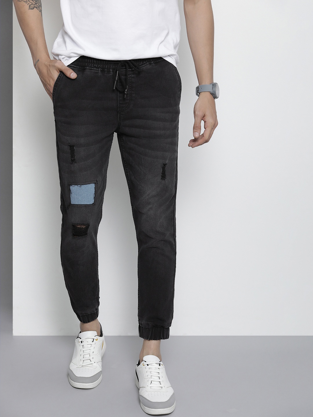 

The Indian Garage Co Slim Fit Mildly Distressed Light Fade Stretchable Jogger Jeans, Black
