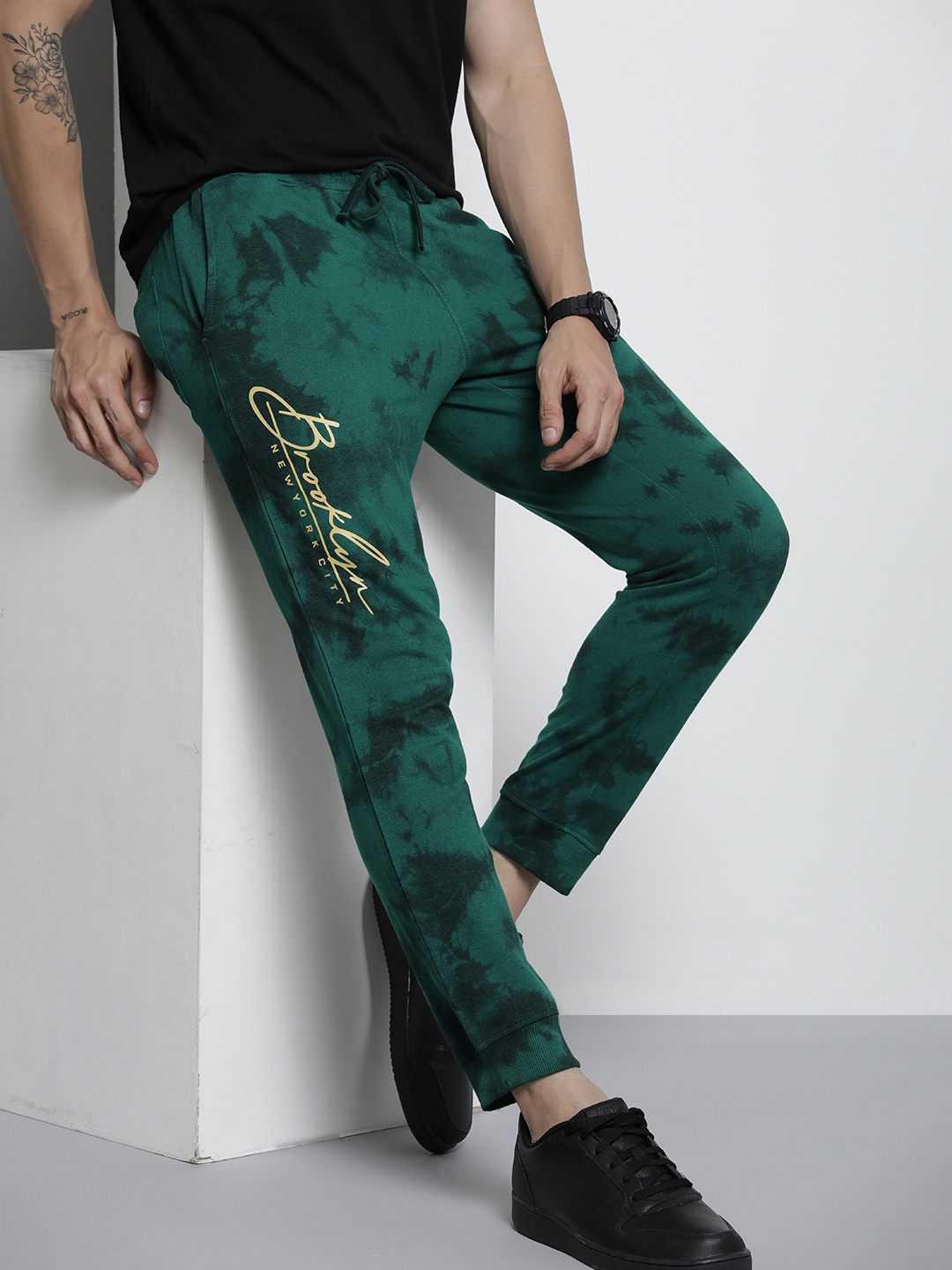

The Indian Garage Co Men Green & Black Tie & Dye Joggers