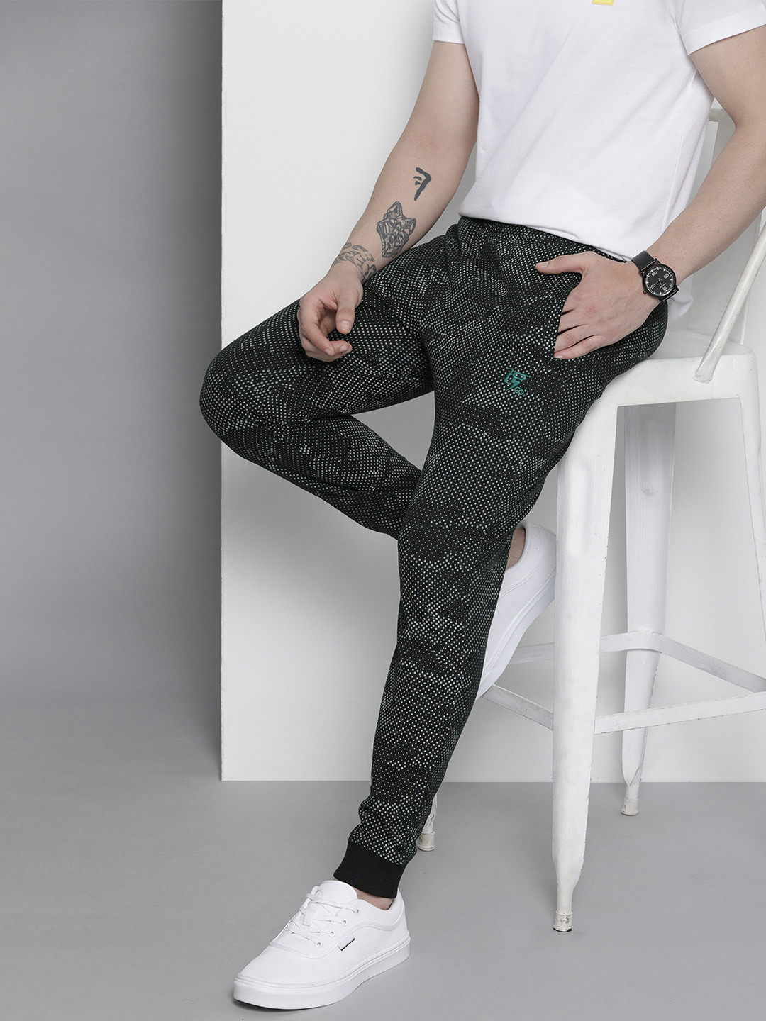

The Indian Garage Co Men Black and Grey Printed Slim Fit Joggers